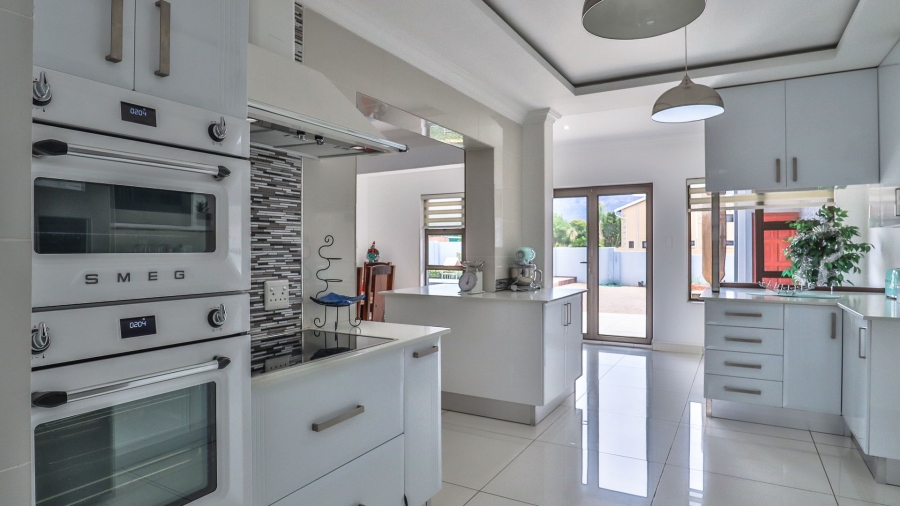 6 Bedroom Property for Sale in The Coves North West